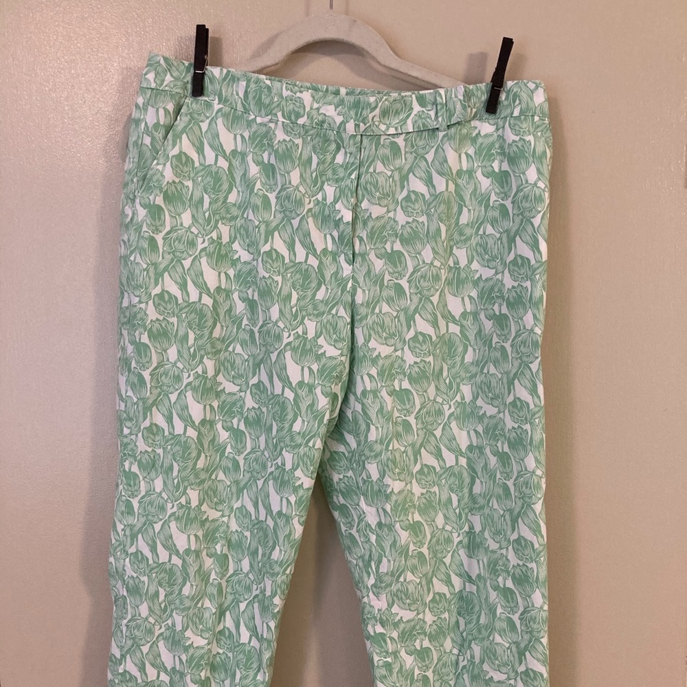 COOL,CASUAL SUMMER CAPRIS! Cheerful tulip print